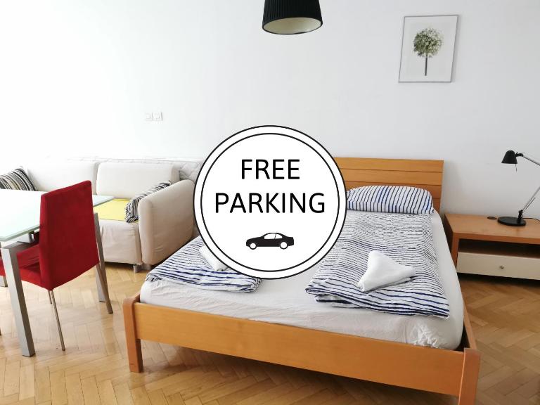 City centre studio with a balcony and free parking - B&B Lubiana