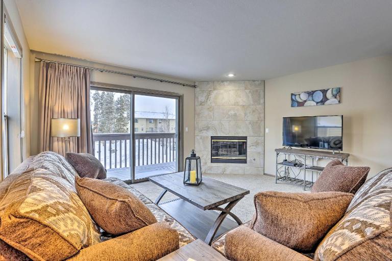 8 Mi to Copper Mtn: Sleek Frisco Townhome w/ Views - B&B Frisco