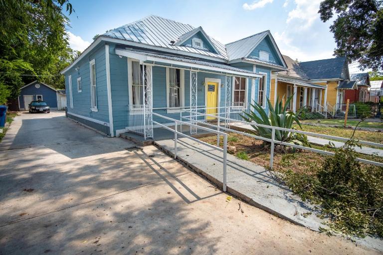 Remodeled Historic 1BR 1BA House Near Downtown - Bed and Breakfast San Antonio