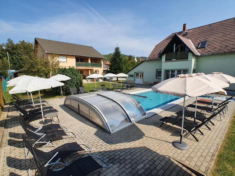Krisztián Apartmanház - B&B Vonyarcvashegy