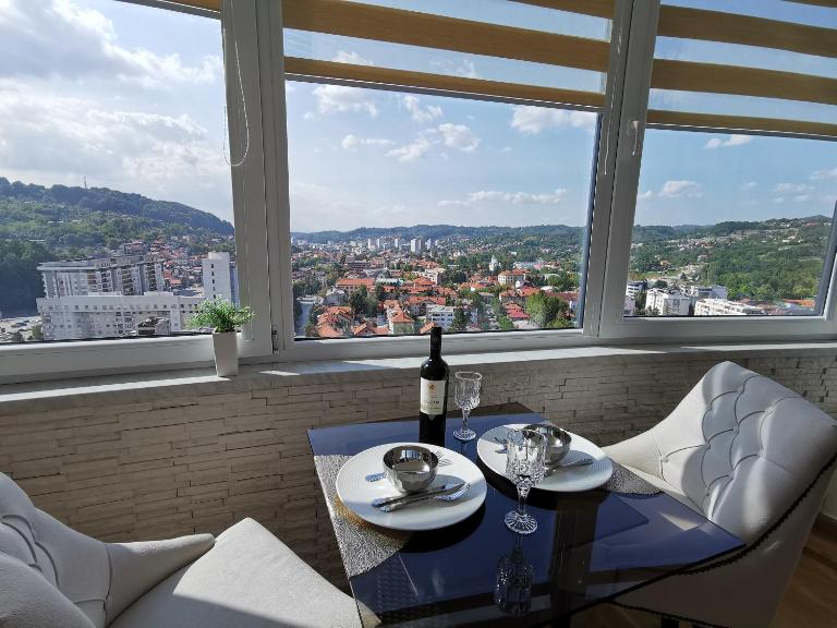 Luxury Apartment with a stunning view, FREE parking - Chambres d'hôtes Tuzla