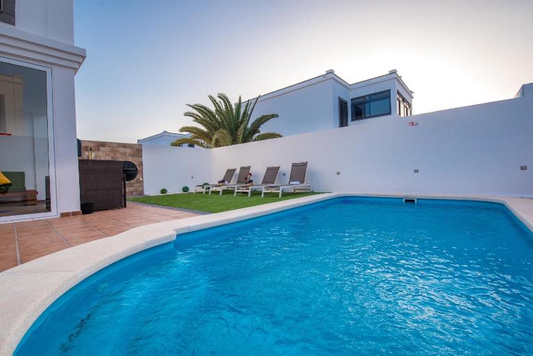 Elegant Villa Playa Blanca with Pool - Bed and Breakfast Playa Blanca