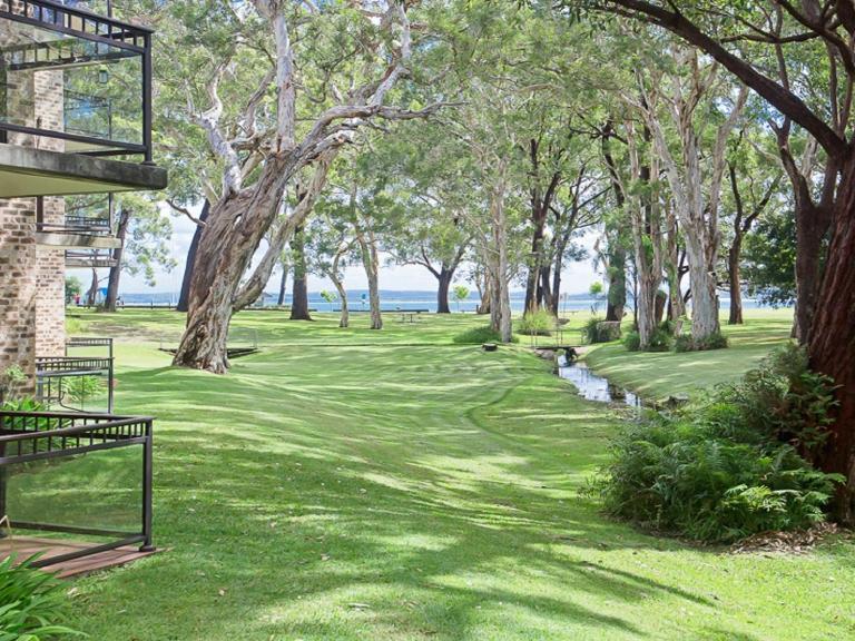 Bay Parklands 23 - Ground floor unit with air con, complex pool, spa, tennis court - B&B Shallow Bay