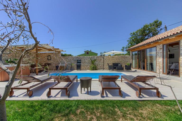 Cozy villa Pietra with private pool and whirpool - Bed and Breakfast Šišan