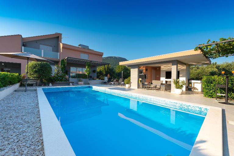 Villa Toni with 5 bedrooms and heated pool - B&B Kutleše