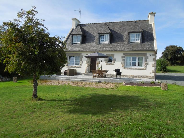 En Bretagne, villa de 2 à 8 pers , meublé de tourisme 3 étoiles nichée dans un écrin de verdure à 2500m de la plage - B&B Ploumilliau