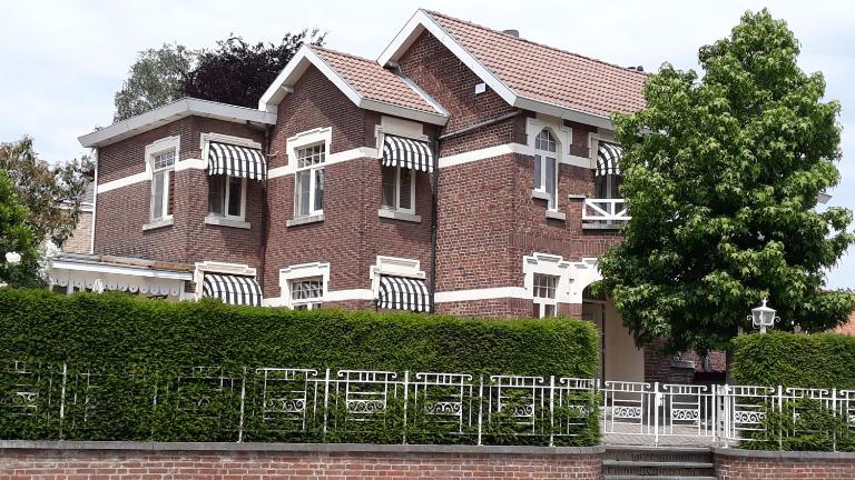 VillaEnzo - ELEGANT HERENHUIS - 14P - 6SLPK - SAUNA - INFRAR CABINE - OFYR BBQ - 15MIN Maastricht - Bed and Breakfast Zussen