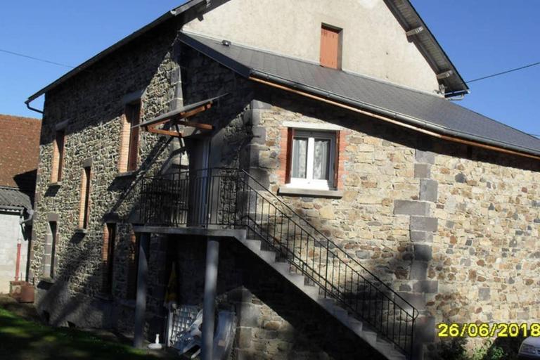 GITE à LA FERME PRES VULCANIA-GR89 - Ferienwohnung La Goutelle