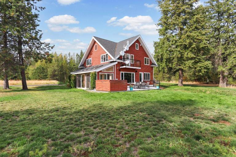 Lakeview Home with new hot tub - Sleeps 10 - Chambres d'hôtes Sandpoint