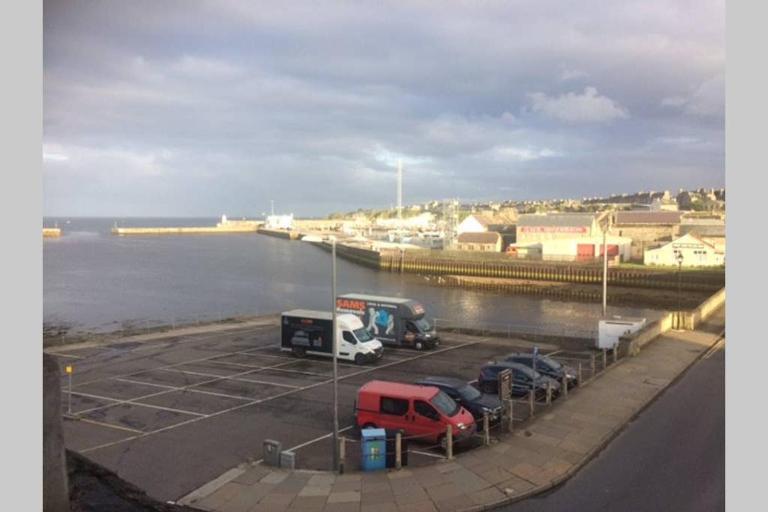 Centrally located 1 bed modern flat with harbour views - Chambres d'hôtes Wick