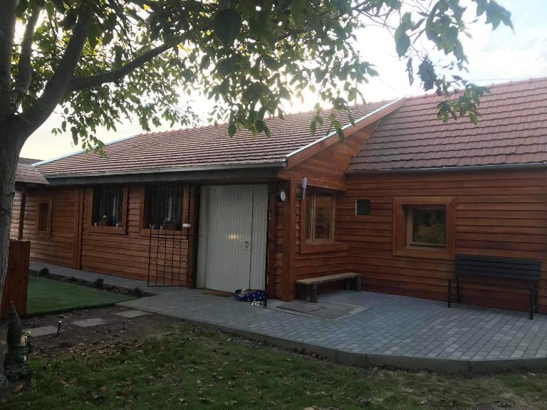 Family Wellness Jacuzzi Sauna Wood Fired Hot Tub 8 Min from Heviz - Chambres d'hôtes Rezi