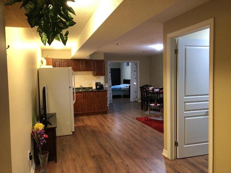 Spacious 2 Bedroom guest suite - B&B Toronto
