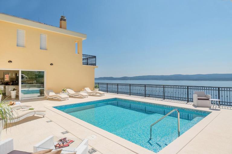 Villa Sun Palace with luxury 5 bedroom villa and amazing panoramic sea views - B&B Mimice