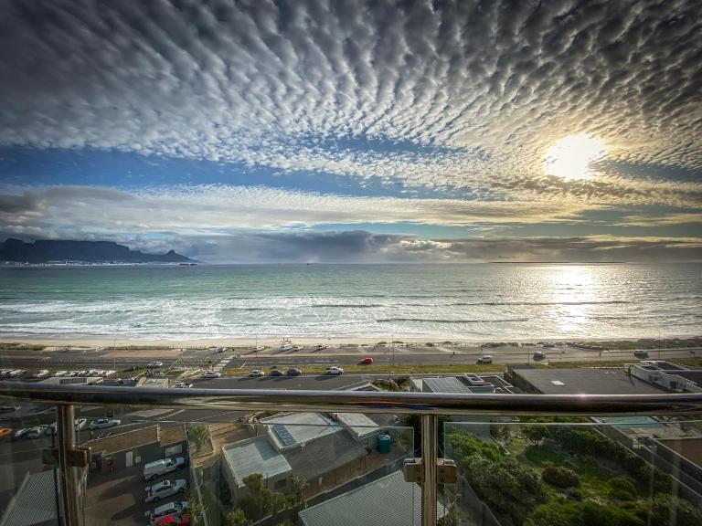 Modern Ocean View 1 Bedroom Apartment 707 Infinity - Chambres d'hôtes Bloubergstrand