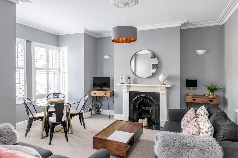 Modern & Spacious 2 Bedroom Maisonette - Bed and Breakfast Bath