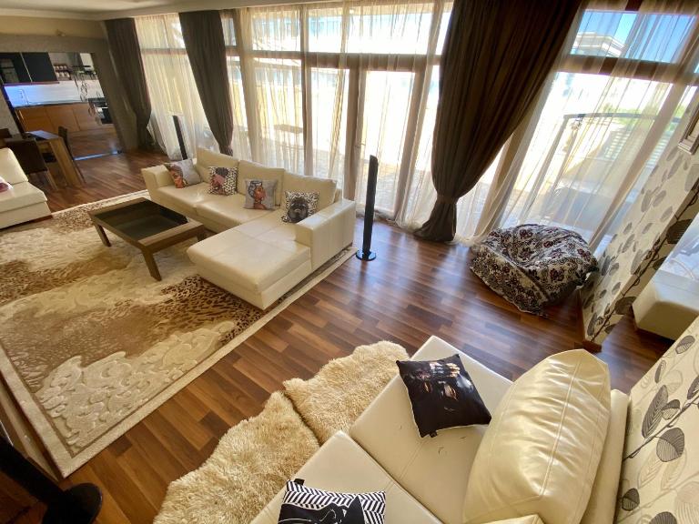 Luxury Apartment with Large Terrace & Park View on Nizami str - B&B Bakú