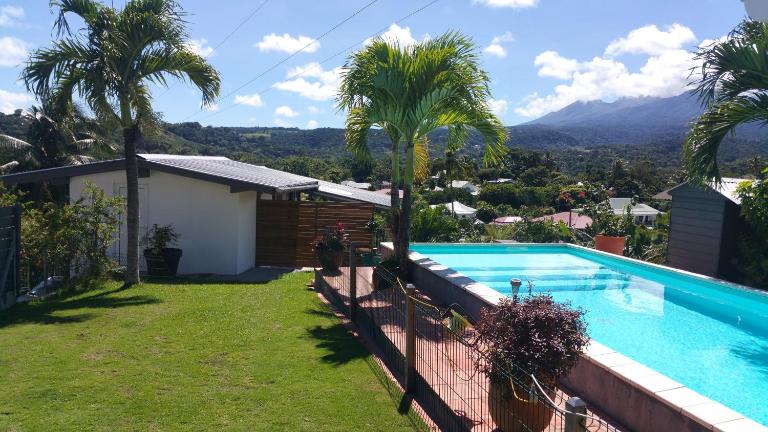 Maison 80 m2 super vue montagne piscine 2 chambres - B&B Goyave