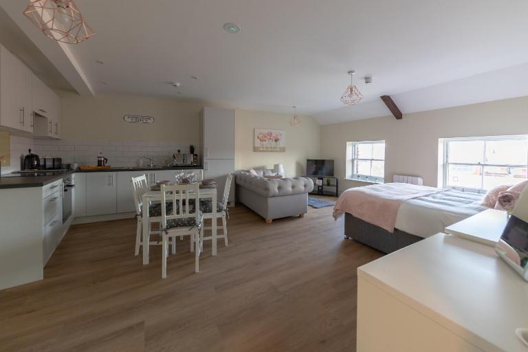 Hereford City Centre - Apartment 9, Isabella House - Modern Apartment In The Heart of The City - Sleeps 4 Guests - Hosted by RENTMYHOUSE - B&B Hereford