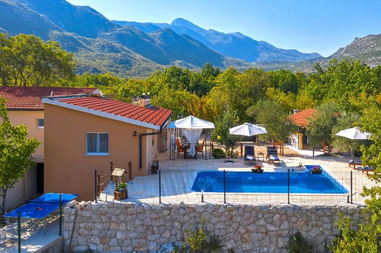 Villa Melita - Heated pool, Speed Internet within Nature Park - Bed and Breakfast Zagvozd