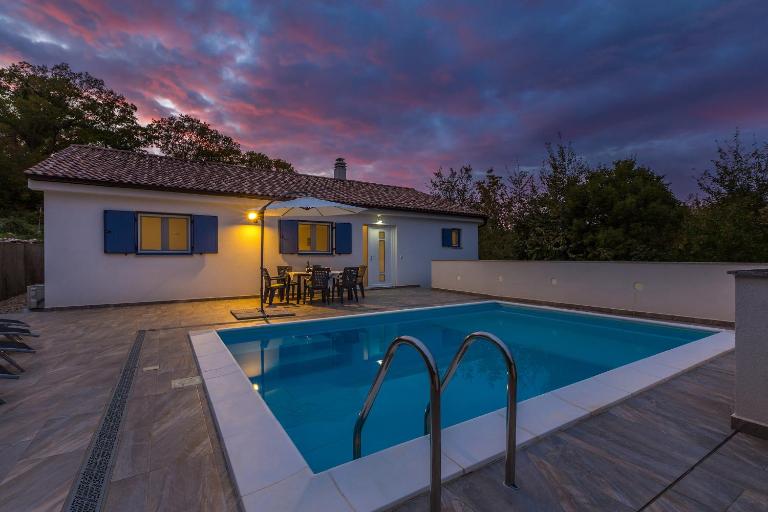 Holiday house TRANQUILLITY - Ferienwohnung Gabonjin