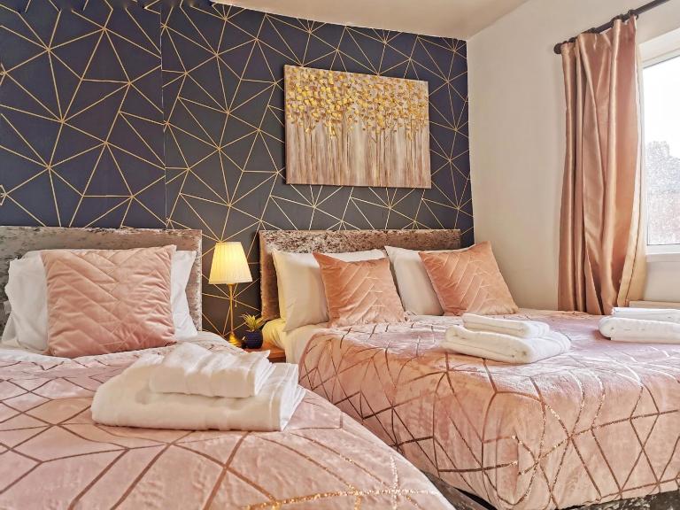Highstone 4 Bedrooms Home 7 Beds With Parking and Garden - B&B Barnsley