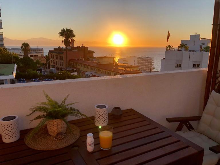 El Cortijuelo. Magnificent triplex terraced house with rooftop of 18m2, overlooking the sea. Parking - B&B Torremolinos