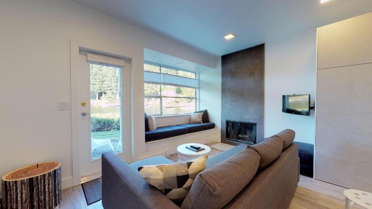 1BR and Sofabed at Whistler on the Lake, Lakefront, Serene Setting, Wood Burning Fireplace - B&B Whistler
