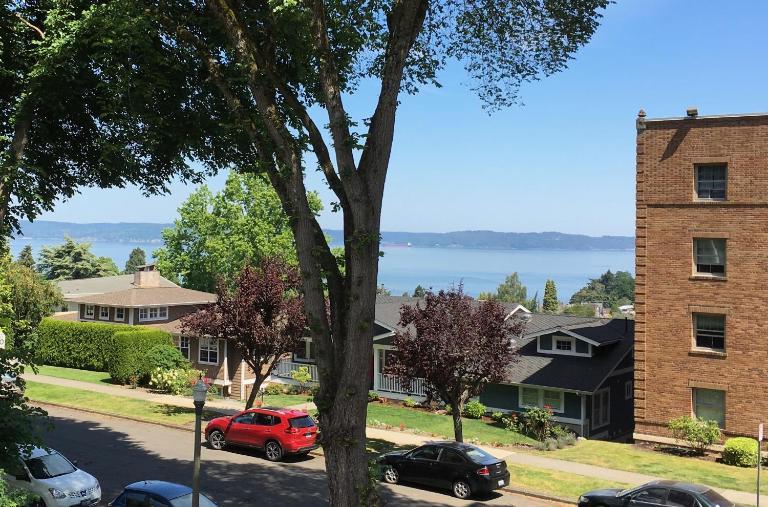 Ocean View, 2 Baths, 2 Bedrooms, No Stairs, Best Area, WD, Jacuzzi Bath, Balcony, View, 925sf - B&B Tacoma