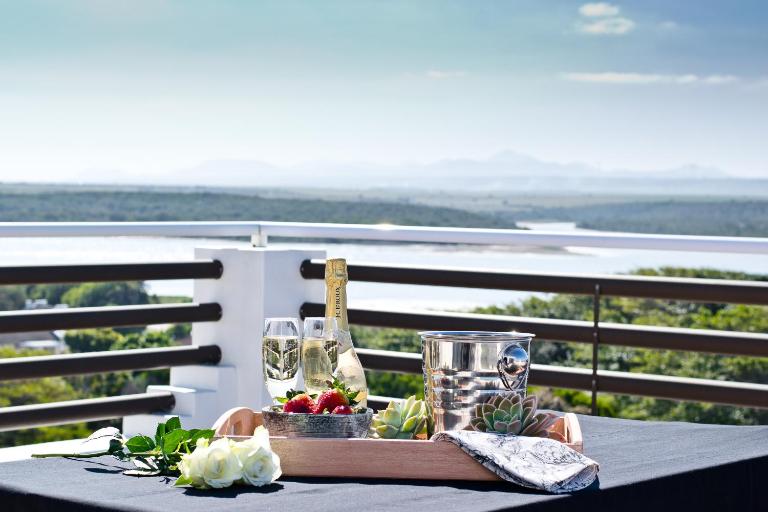 Aguia-Vista Couples Haven, Views, Pool, Beach Walk - Bed and Breakfast Jeffreys Bay