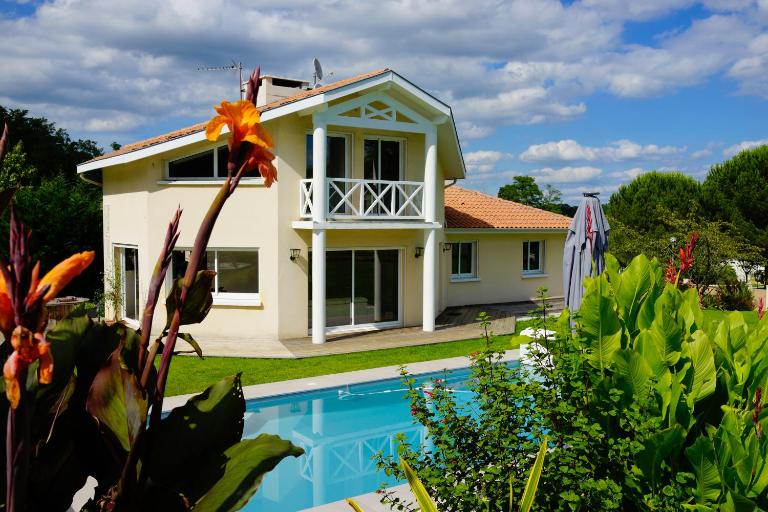 Villa Alba. Piscine grand jardin Hauts de Bordeaux - Bed and Breakfast Croignon