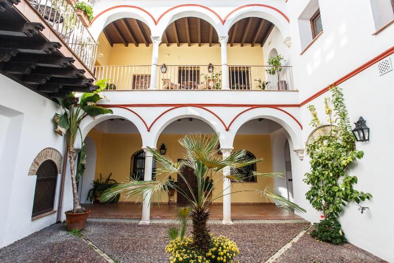 Apartamentos Los Patios de la Judería - B&B Córdoba