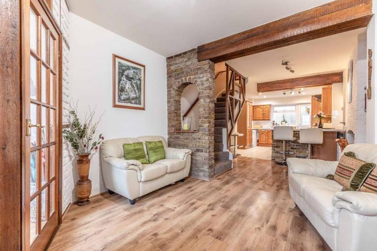 4 Bed 3 Baths in CENTRAL WINDSOR! WALK 2 ALL THE SIGHTS! LEGOLAND 5 MIN DRIVE - B&B Windsor
