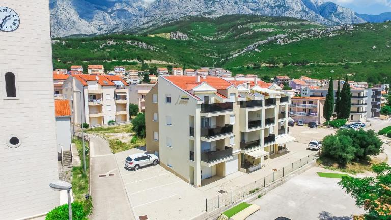 Apartments Leone Lukas - B&B Promajna