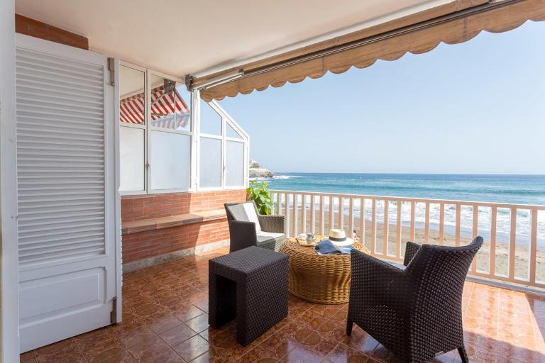 Apartment with Terrace on the Beachfront. - B&B Salientes