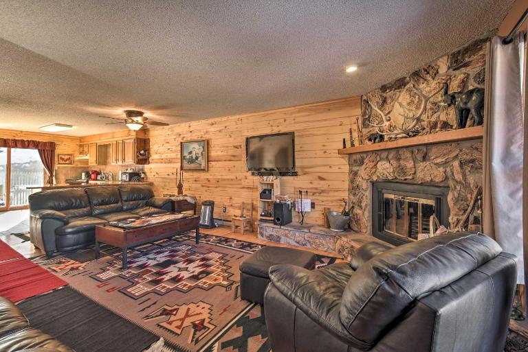 Downtown Red River Retreat w/ Mtn Views + Yard - B&B Red River