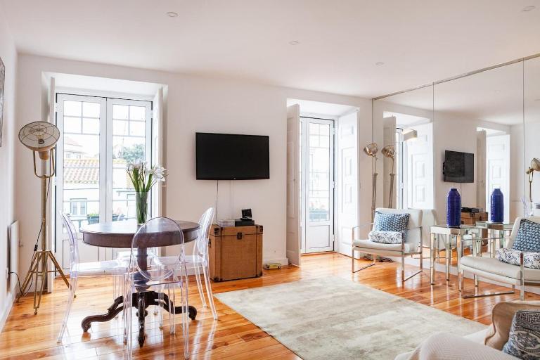 Alfama Delight Panoramic River and Historic City Views 3 Bedrooms and 2 Bathrooms AC 18th Century Building - B&B Lisbona