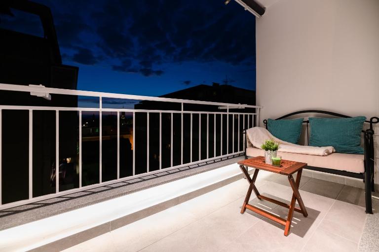 Kailani Luxury Central 3 Bedroom, 3 Bathroom Apartment With a Sunny Balcony - Bed and Breakfast Zadar