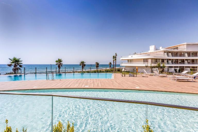 The Edge Front Line Beach Luxury and Spa - B&B Estepona