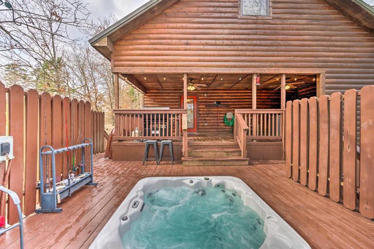 Hot Tub: 'Little Bear's Pond' Broken Bow Cabin - B&B Broken Bow