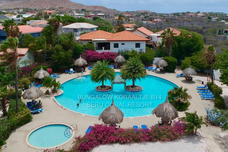 Tropical bungalow in Seru Coral Resort Curacao with beautiful gardens, privacy and large pool - Bed and Breakfast Willemstad