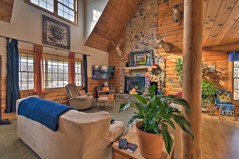 Family-Friendly Gresham Getaway w/ Game Room! - B&B Gresham