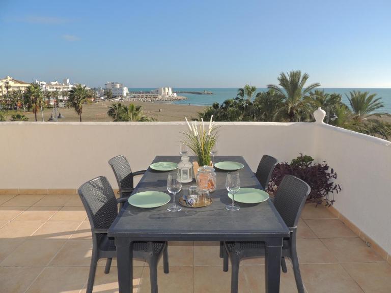 Ole Playa 5A Beach Front - A pie de playa, sea views - Vistas al mar, Puerto Marina - Chambres d'hôtes Benalmádena