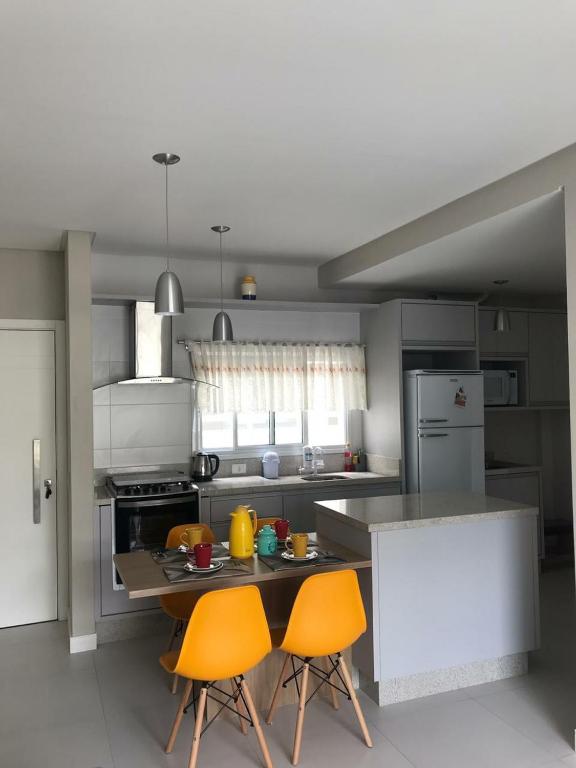Apartamento 400 metros da praia de palmas, Governador Celso Ramos - Chambres d'hôtes Florianópolis