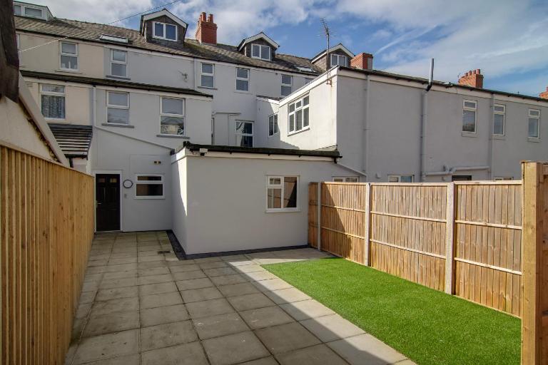 2 Bdrm Sleeps 6 Near Top Attractions Free Parking - Bed and Breakfast Blackpool