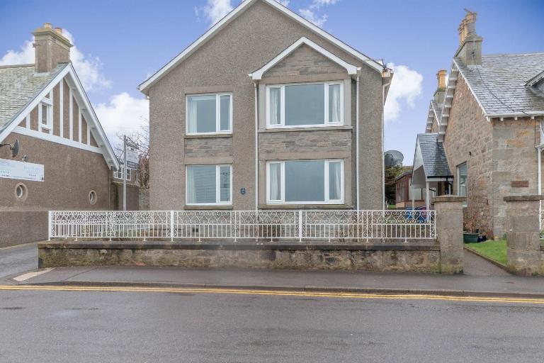 Beachview-Holiday Flat 2- Sleeps8 - Chambres d'hôtes Lossiemouth