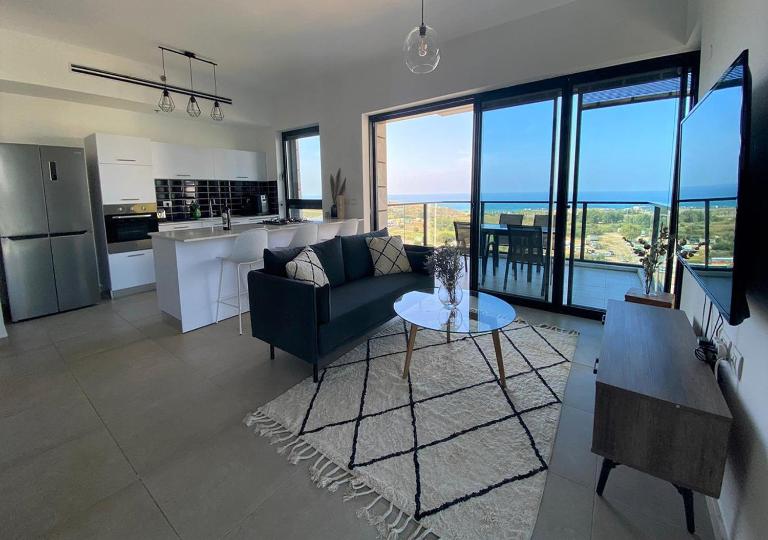 Elegant Tower Apt l Sea View & Parking l Mamad - B&B Bat Yam