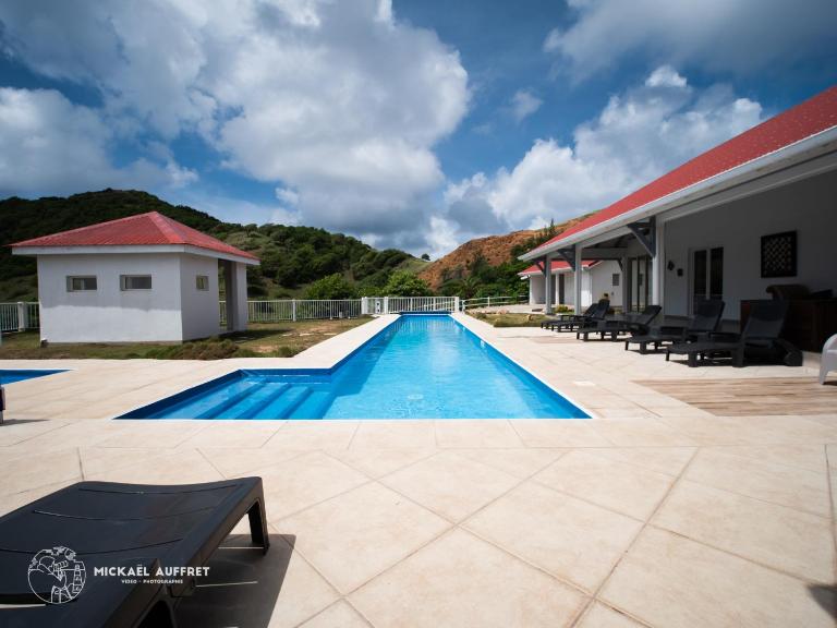 Grande villa avec piscine et jacuzzi, vue mer splendide, proche des plages de Grand Anse et de l'Anse Rodrigue, très calme, sans vis-à-vis - B&B Terre-de-Haut