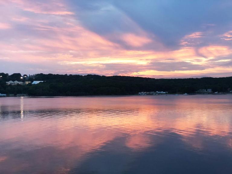 Riverfront Home with a View! - B&B Groton
