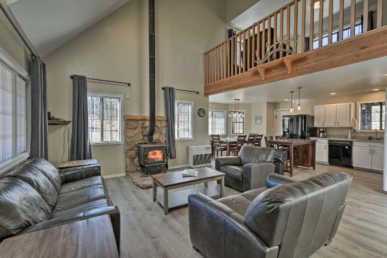 Family Home in Flagstaff w/ Surrounding Mtn Views! - Bed and Breakfast Flagstaff
