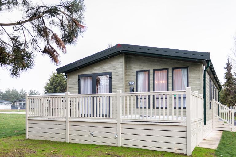 The White Rose Lodge with Hot Tub - B&B York